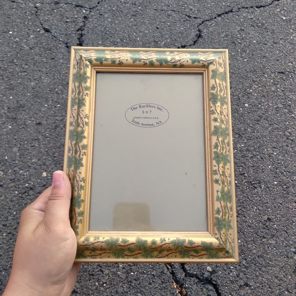 Vtg picture frame leaf design golden color